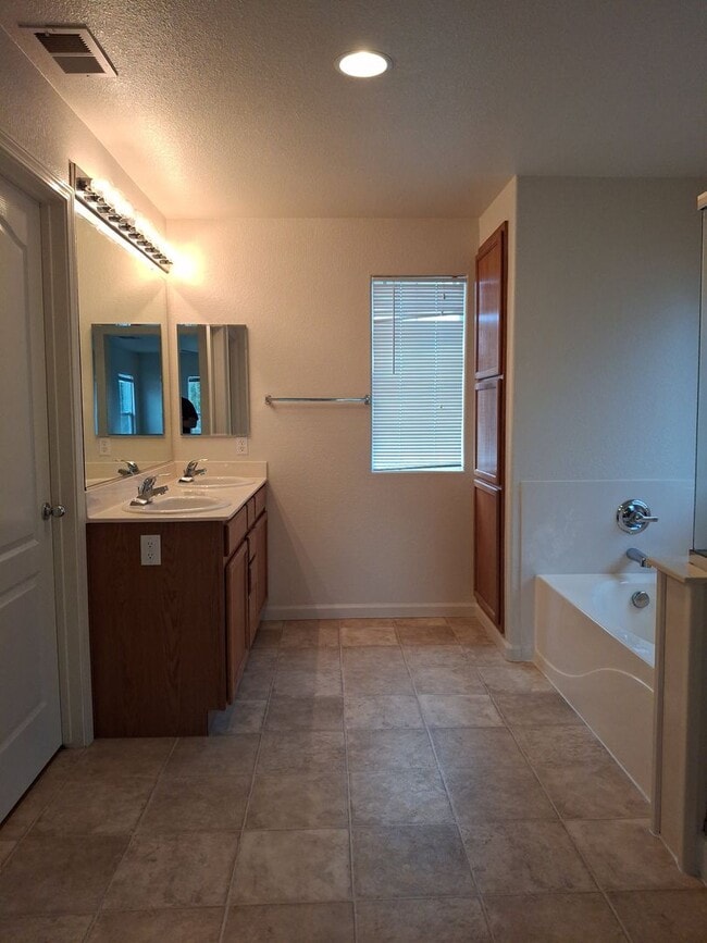 Building Photo - Lincoln Crossing, 2 Story 4 Bedroom, 2.5 bath, 2225sqft, Access to Clubhouse Pool & Amenities, Cu...