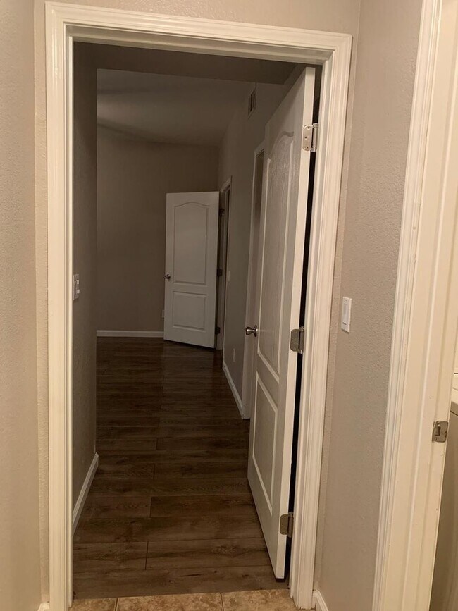 Building Photo - Beautiful 3 bedroom Condo in Summerlin- 2 weeks Free!!