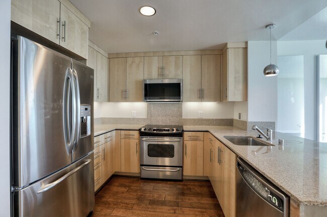 Building Photo - Gorgeous 1 Bedroom Condo with Floor to Cei...