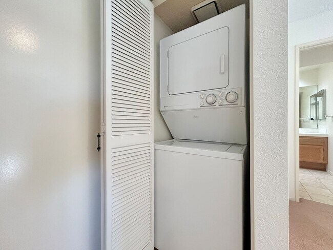 Building Photo - Beautiful 2BD/2BA W/ A/C, In-Unit Laundry, and Reserved Parking in Mission Valley!