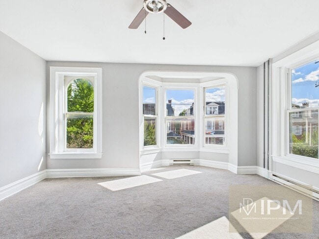 Primary Photo - 515 W King St