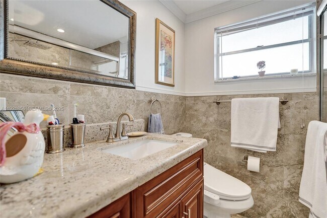 Building Photo - 330 SE 2nd St