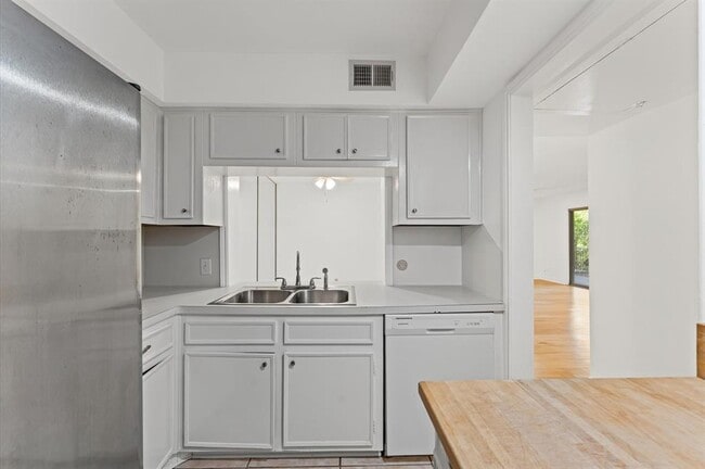 Building Photo - 6591 Bayou Glen Rd