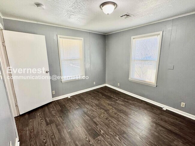 Building Photo - 3 Bed, 2 Bath with Fenced Yard / Pet-Friendly / Available Now!