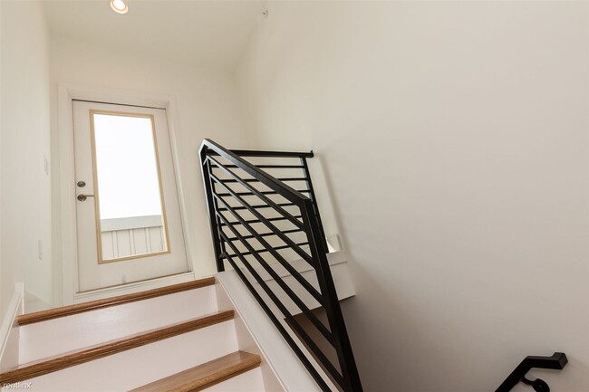 Building Photo - 2 br, 1 bath Triplex - 2308 E LEHIGH AVE U...