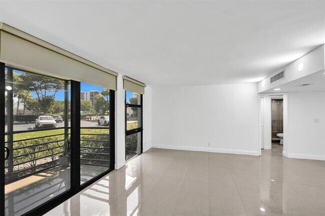 Building Photo - 20400 W Country Club Dr