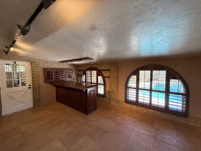 Building Photo - Updated Pool Home in Engler Estates