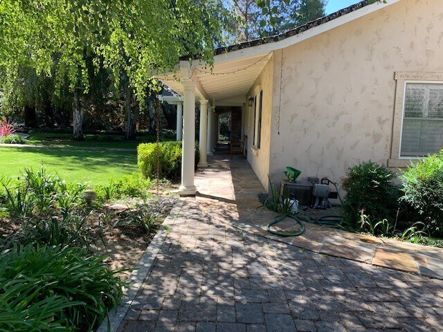 Building Photo - Gorgeous Property on Private Street conveniently located on West side near Downtown!