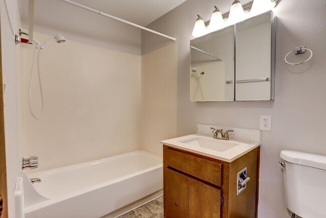 Building Photo - 1 Bed / Bath Available soon! Washer/Dryer in unit!