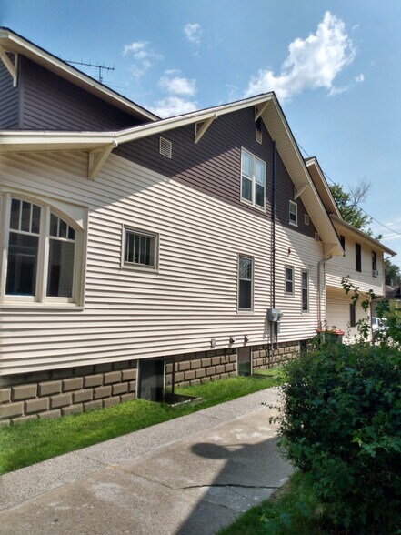 Building Photo - 264 W 16th St