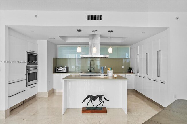 Building Photo - 200 Sunny Isles Blvd