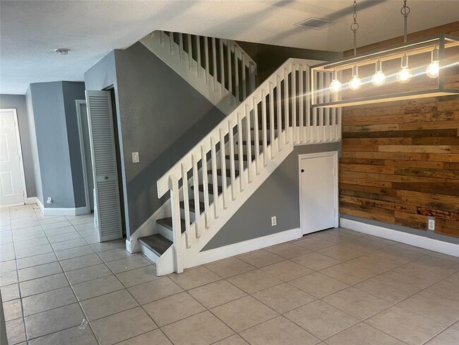 Building Photo - 9162 Vineyard Lake Dr