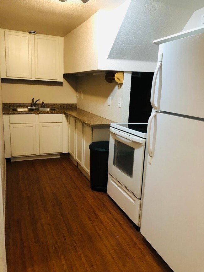 Building Photo - House- NW