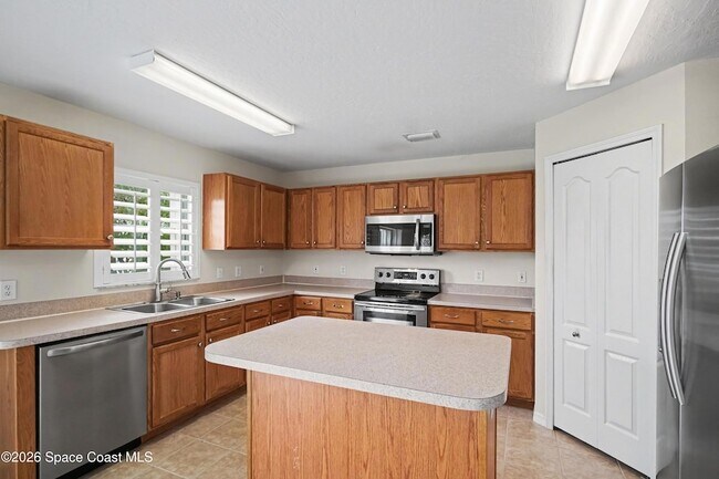 Building Photo - 5353 Outlook Dr