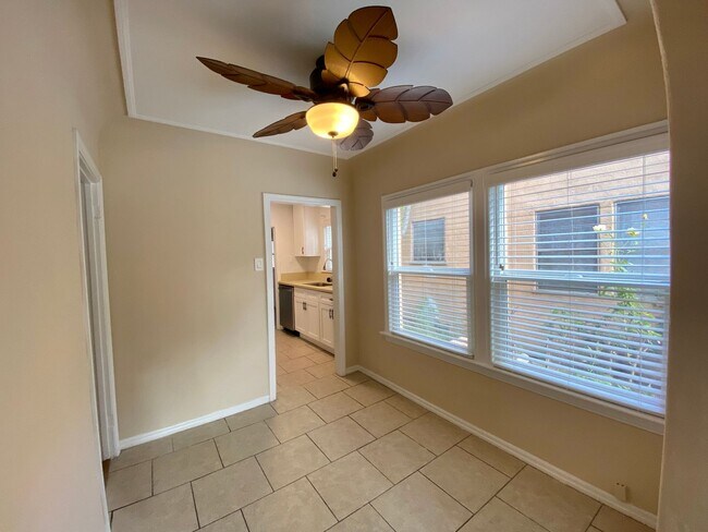 Interior Photo - 5225 De Longpre Ave