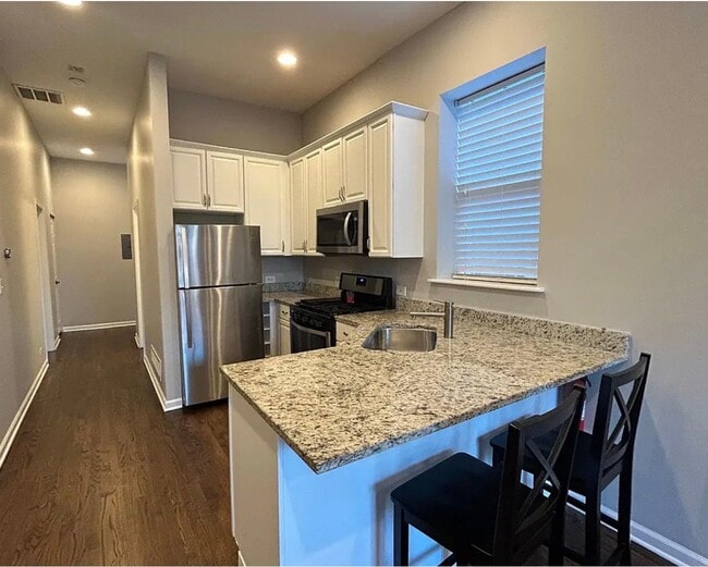 Building Photo - 3232 S Wells St