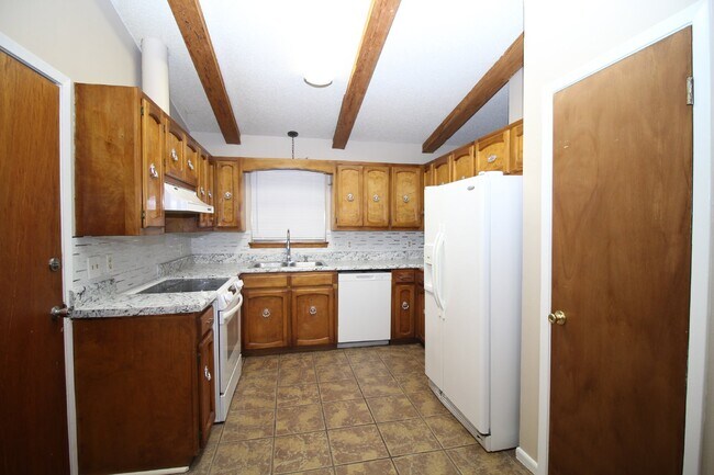 Building Photo - 3 bed 2 bath home with 2 car garage and Fl...