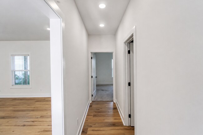 Building Photo - 511 Creekview Ln