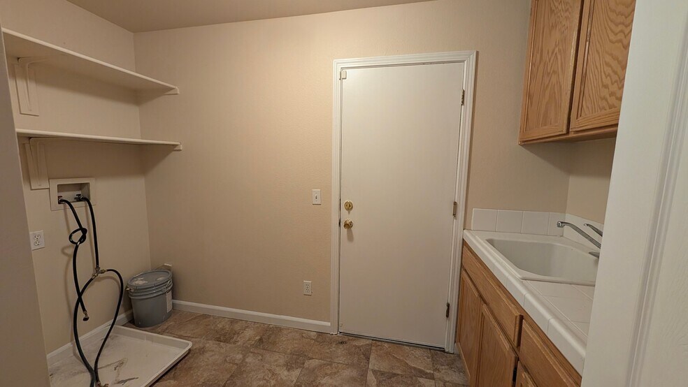 Building Photo - 2009 Foothill Vista Dr