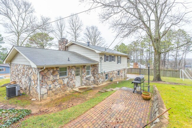 Building Photo - 4 Bedroom Rental in East Brainerd!