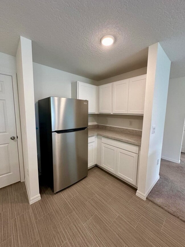 Building Photo - Large Family Home