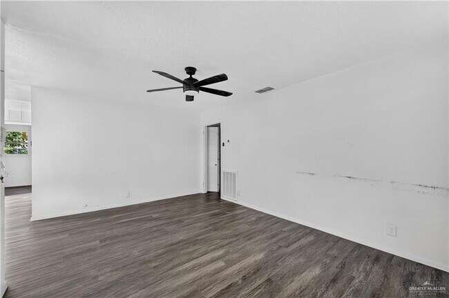 Building Photo - 20 Quince Ave