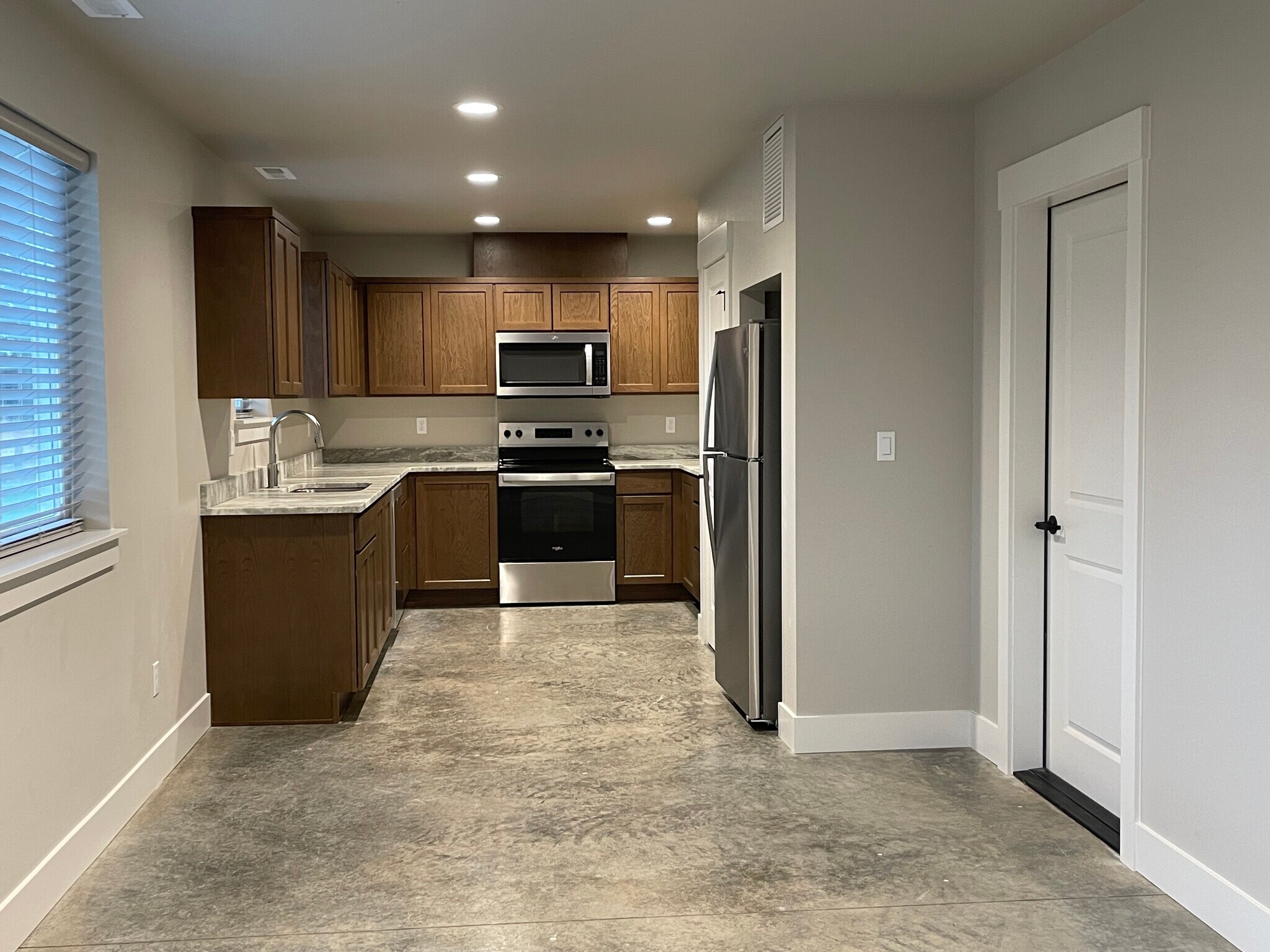 Building Photo - 412 W 1st St