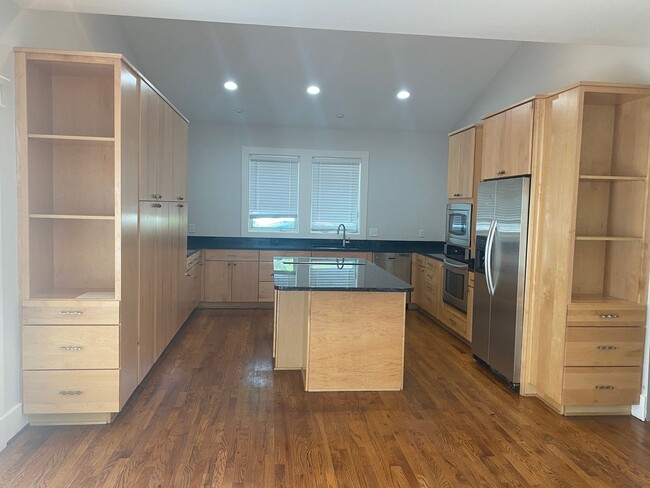 Building Photo - Vanderbilt Place - Wonderful Location 3 bedrooms/3 1/2 baths