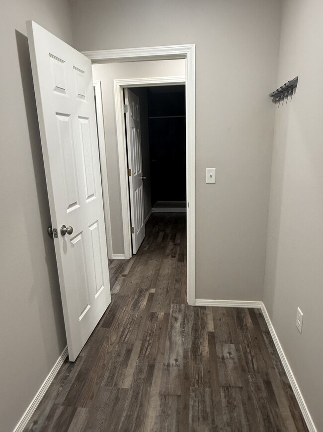 Building Photo - 406 S Ash