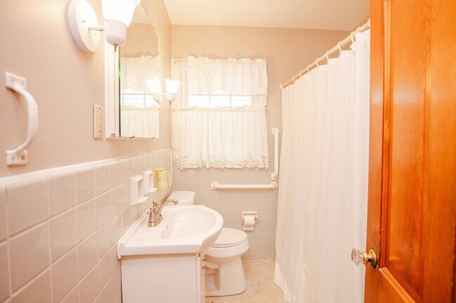 Building Photo - West Toledo 3 Bedroom