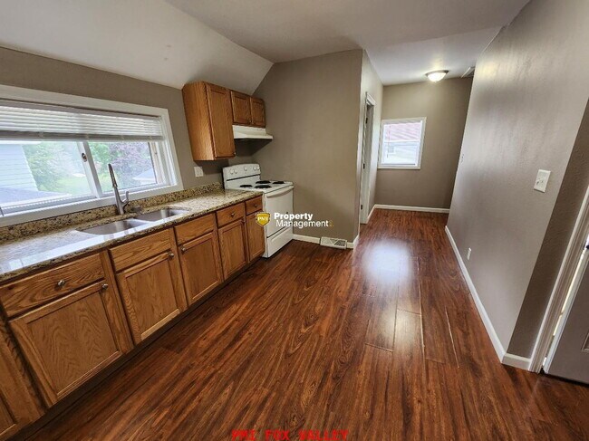 Building Photo - 2 Bedroom Upper