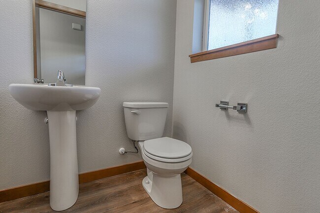 Building Photo - Beautiful 2 Bedroom 2.5 Bathroom Duplex in Great Washougal Location! Beautiful Finishes!