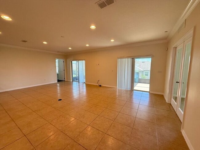 Building Photo - Spacious Groveland Home
