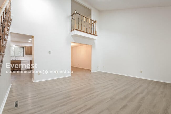 Building Photo - 144 Willow Pl S