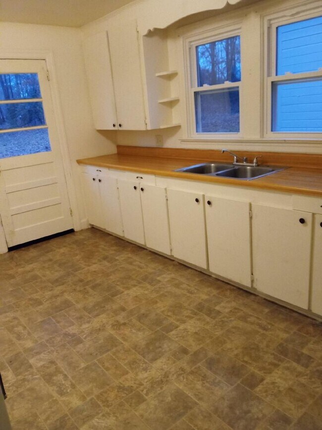Building Photo - 2/1 within walking distance to downtown Sh...