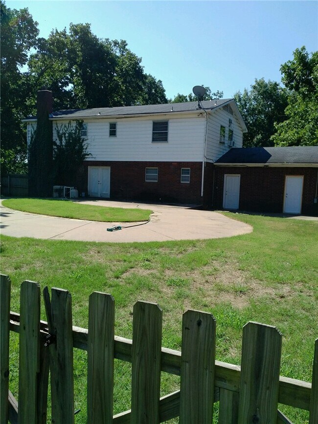 Building Photo - 1720 E Zion Rd