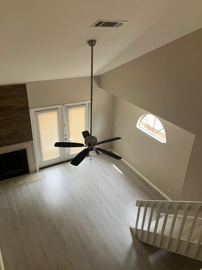 Building Photo - One Bedroom Condo with Loft, One-car Garag...