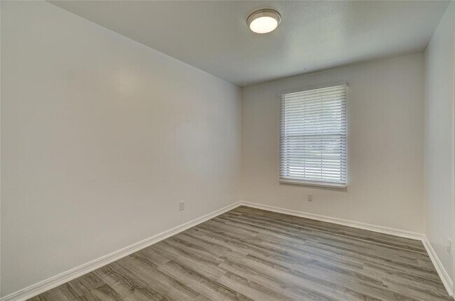 Building Photo - 817 Stahl Dr