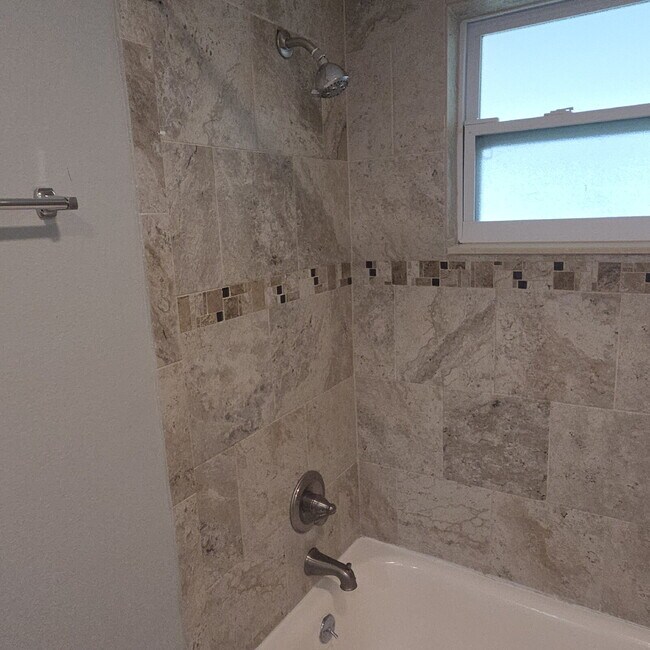 Building Photo - This gorgeous 2/1 house has been remodeled gourmet chef's kitchen, shaker cabinets, granite count...