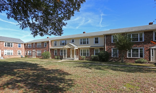 Building Photo - Landmark at Gayton