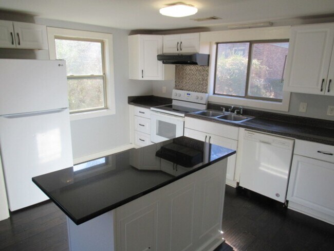 Building Photo - 627 Burson Ave