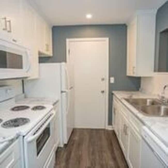 Building Photo - 2 Bedroom 1 bath - Completely renovated - Now available