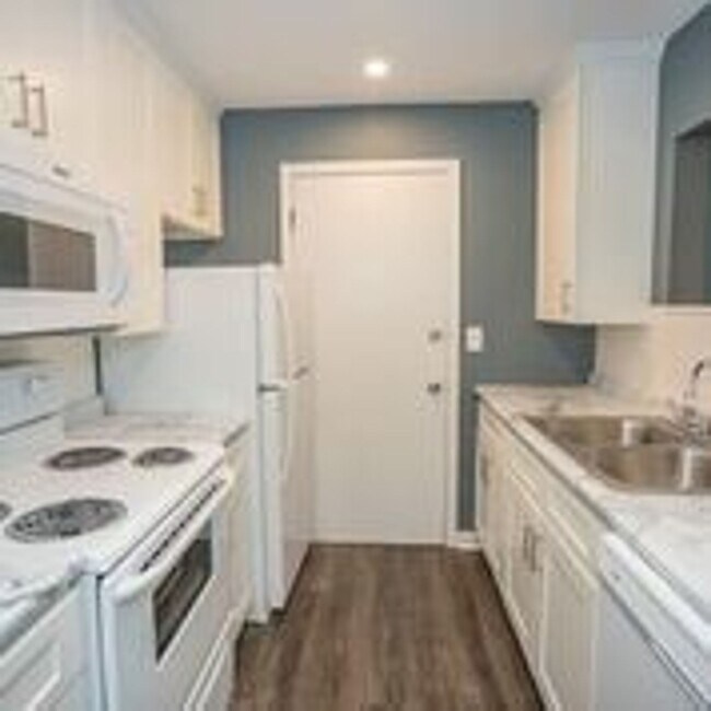 Building Photo - Park Pointe Now Leasing Immediate Move-In!