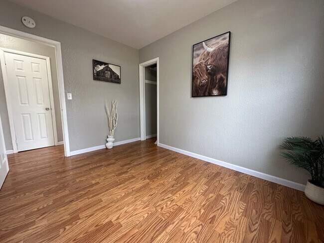 Building Photo - 3 bed, 1 1/2 bath Home for rent in Elk Run Heights