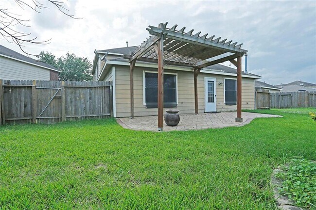 Building Photo - 1939 Wooded Acres Dr