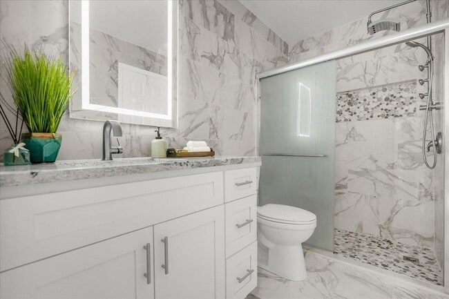 Building Photo - 6043 Lake Pointe Dr