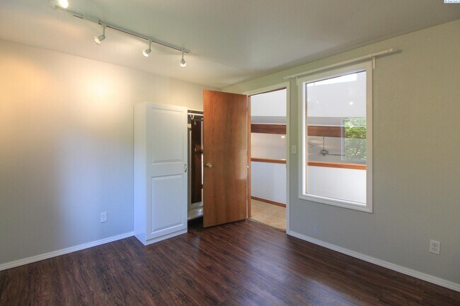 Building Photo - 4 Bed/2 Bath + an Office Richland House