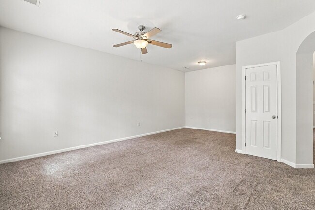 Building Photo - Spacious End Unit Townhome!