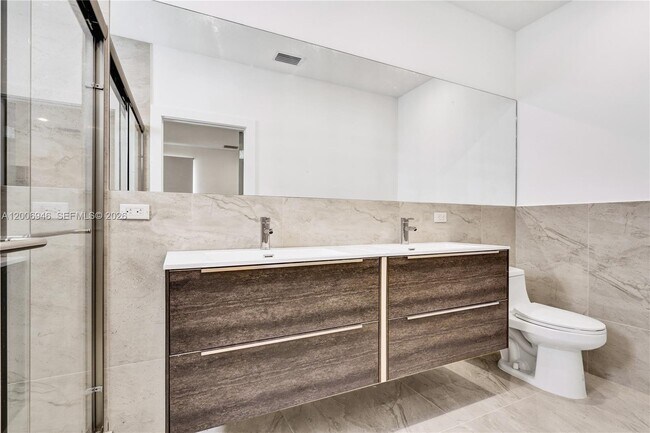 Building Photo - 2887 SW 33rd Ave