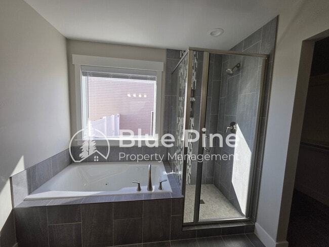 Building Photo - 4589 Blackstone Dr